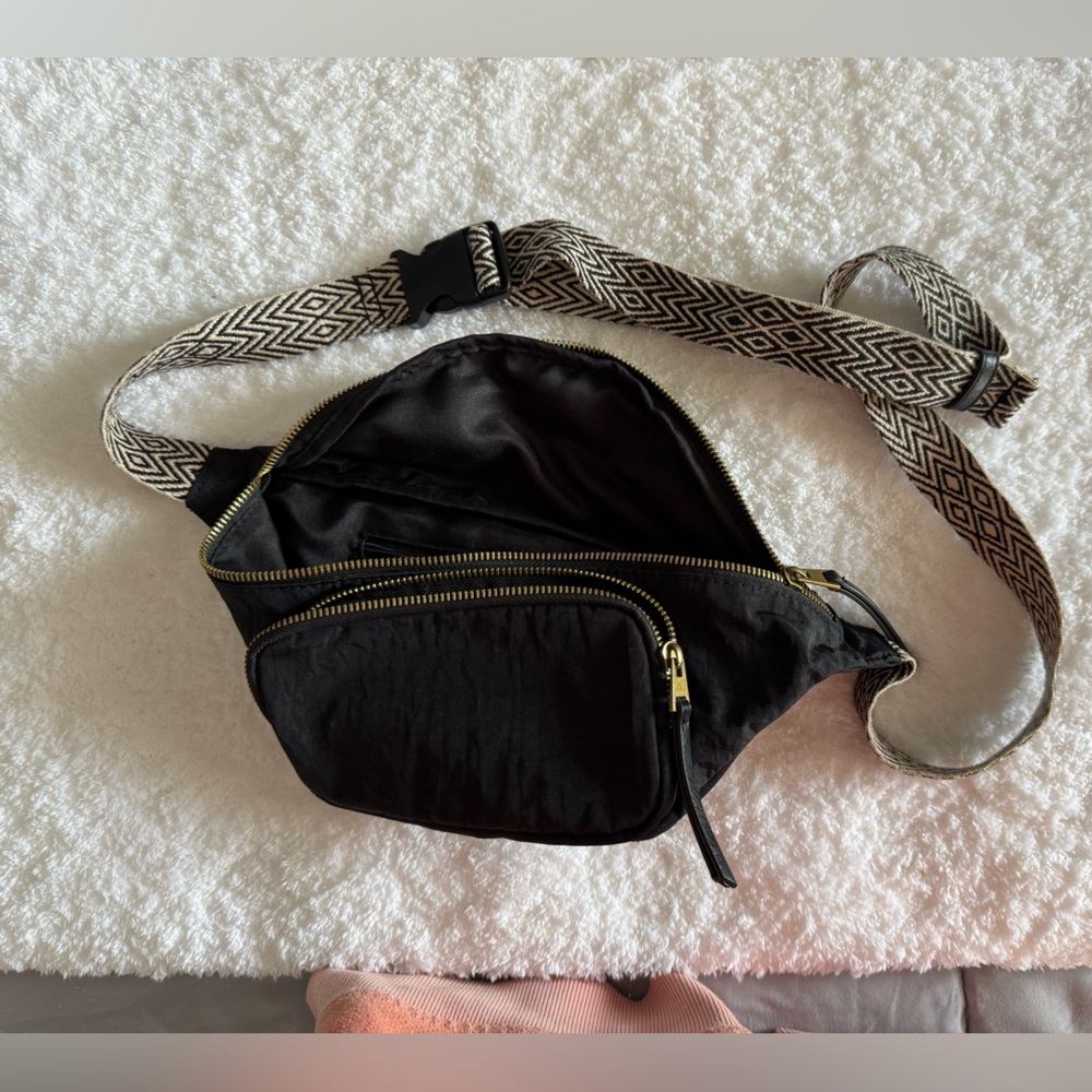 Universal Thread Black Belt Bag with Geometric Strap